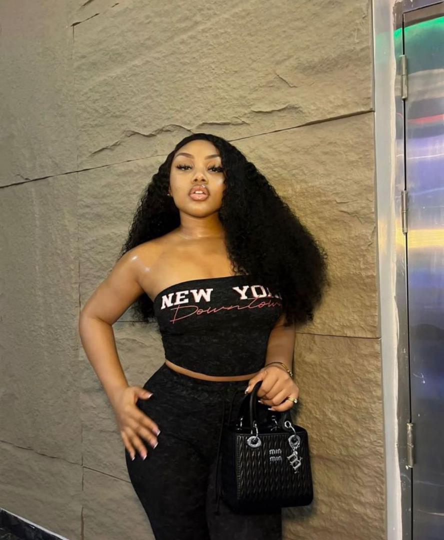 •	Nike noir .Robe femme wax rouge